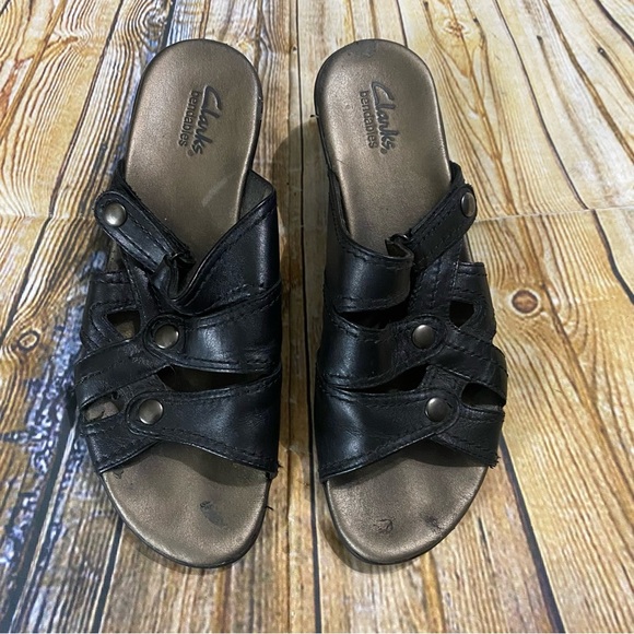 Clarks Bendables Black Leather Slip On 2 1/4” Block Heel Sandals Size 9 M - Picture 2 of 3